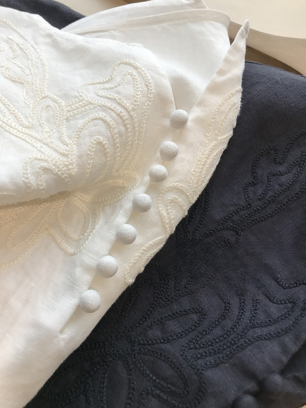 高級質感細緻100%亞麻防曬刺繡圓領襯衫