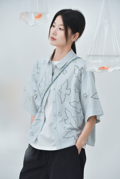 2025青春設計節/ 自由飛鳥印花短寬版水洗襯衫