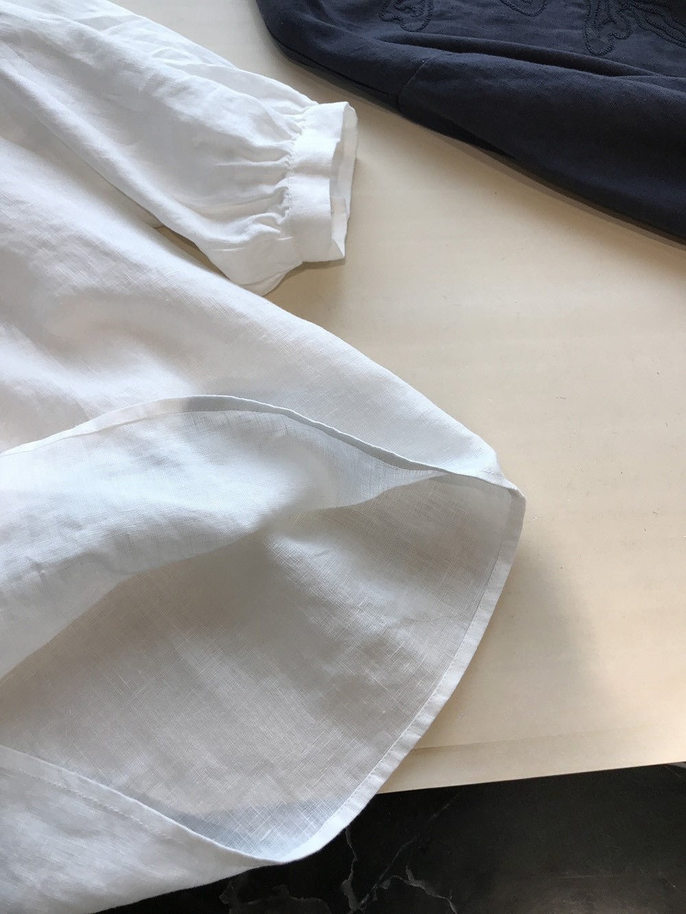 高級質感細緻100%亞麻防曬刺繡圓領襯衫